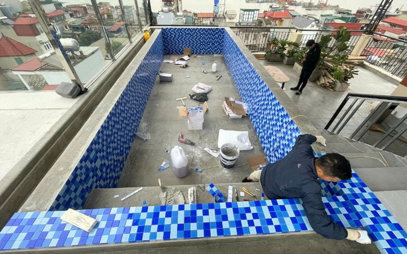 Hướng dẫn ốp gạch mosaic bể bơi đúng kỹ thuật và đẹp chuẩn thẩm mỹ