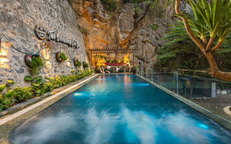 Bể bơi ngoài trời tựa núi tại một khách sạn Cát Bà, Hải Phòng