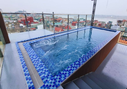 Hoàn thiện bể bơi composite khách sạn hiện đại trên tầng thượng tại phố cổ Hà Nội