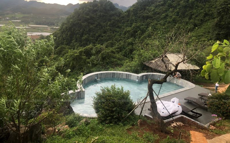 Tuyệt tác bể bơi vô cực tựa dáng vòm mây giữa trời Mộc Châu