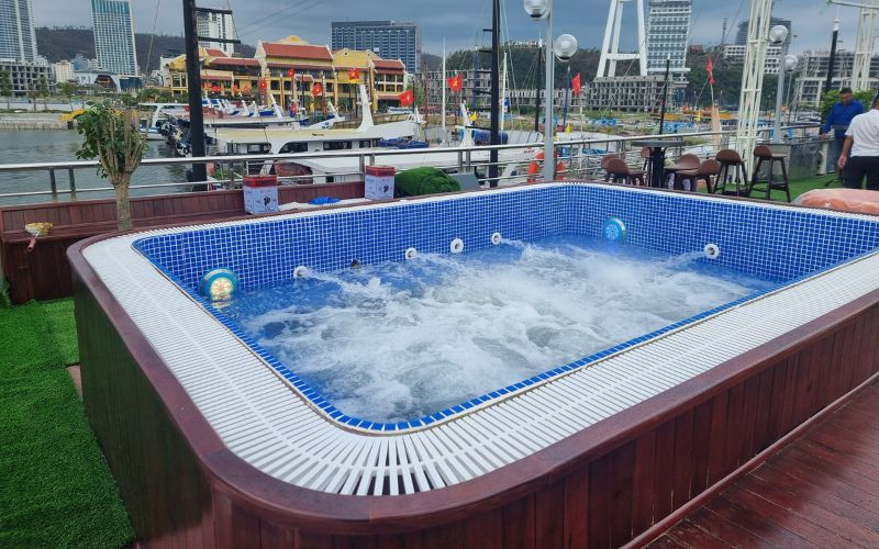 Tân Tiến hoàn thiện bể sục trên Tàu du lịch Phượng Hoàng tại Hạ Long