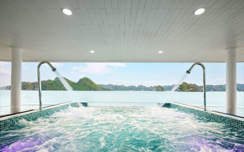 Bể sục Acrylic trên du thuyền 5 sao Vdream Cruise Hạ Long